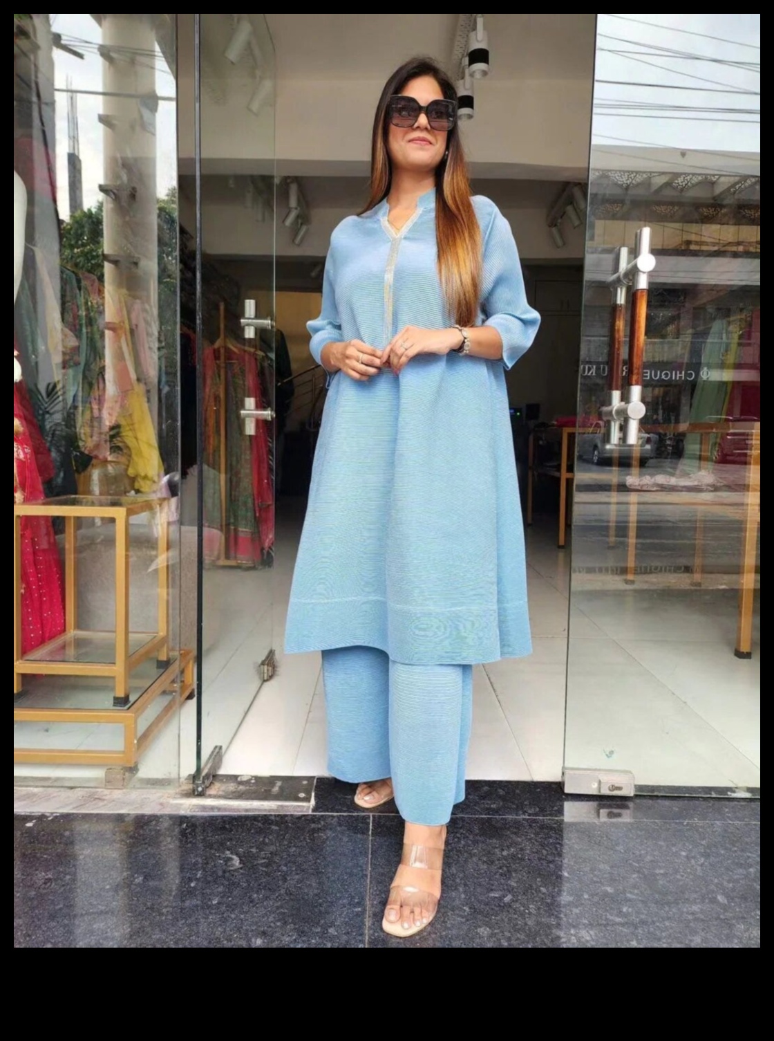 Eleganță modernă: ridicați-vă ansamblul cu setul nostru contemporan