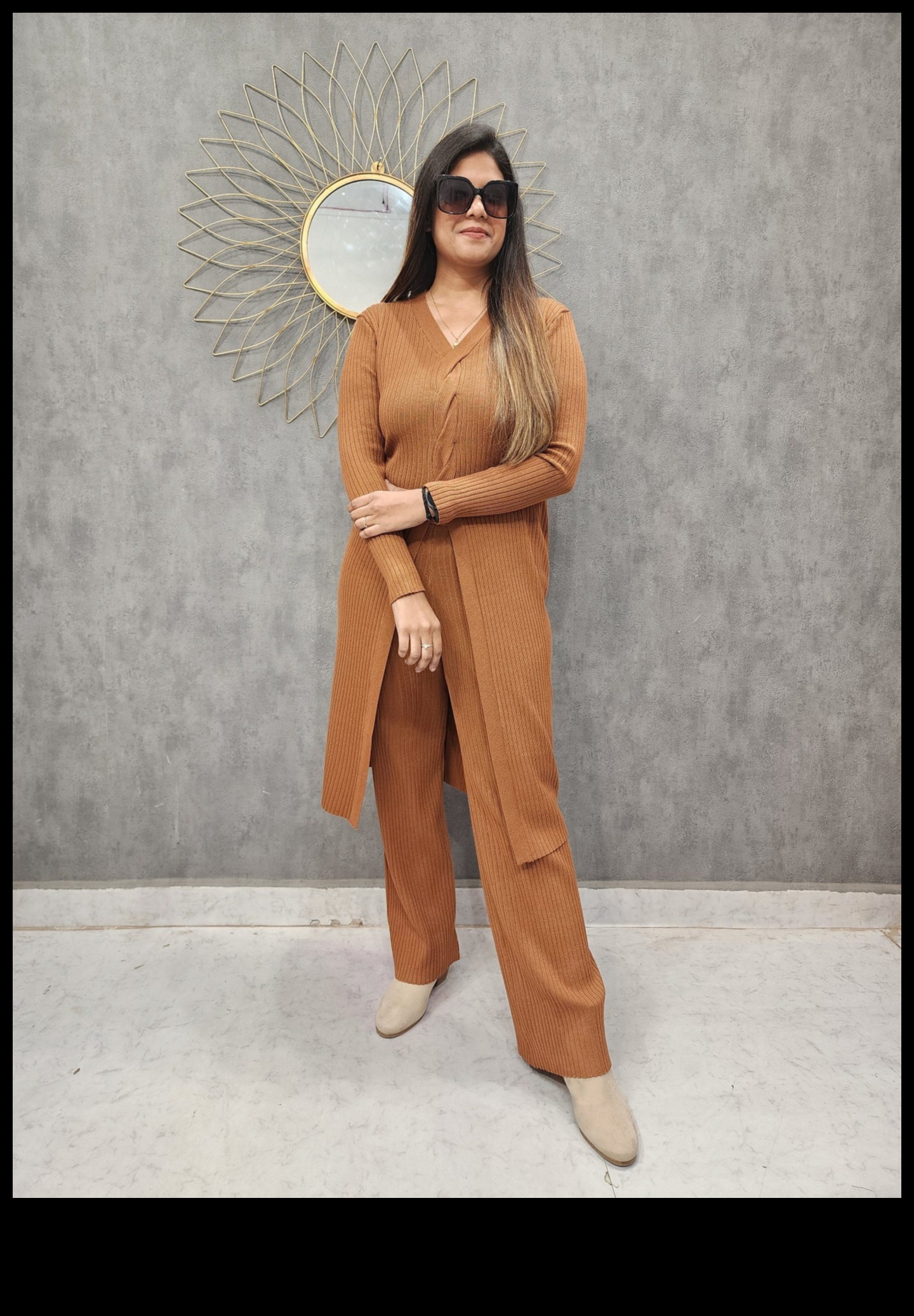 Eleganță modernă: ridicați-vă ansamblul cu setul nostru contemporan