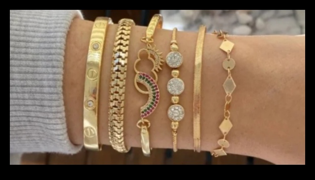 Wrist Bliss Elevați-vă ansamblul cu brățări rafinate. O colecție curată de brățări uimitoare pentru a adăuga o notă de rafinament oricărei ținute. 4 Wrist Bliss: ridică-ți ansamblul cu brățări rafinate