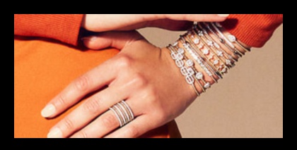 Wrist Bliss Elevați-vă ansamblul cu brățări rafinate. O colecție curată de brățări uimitoare pentru a adăuga o notă de rafinament oricărei ținute. 2 Wrist Bliss: ridică-ți ansamblul cu brățări rafinate