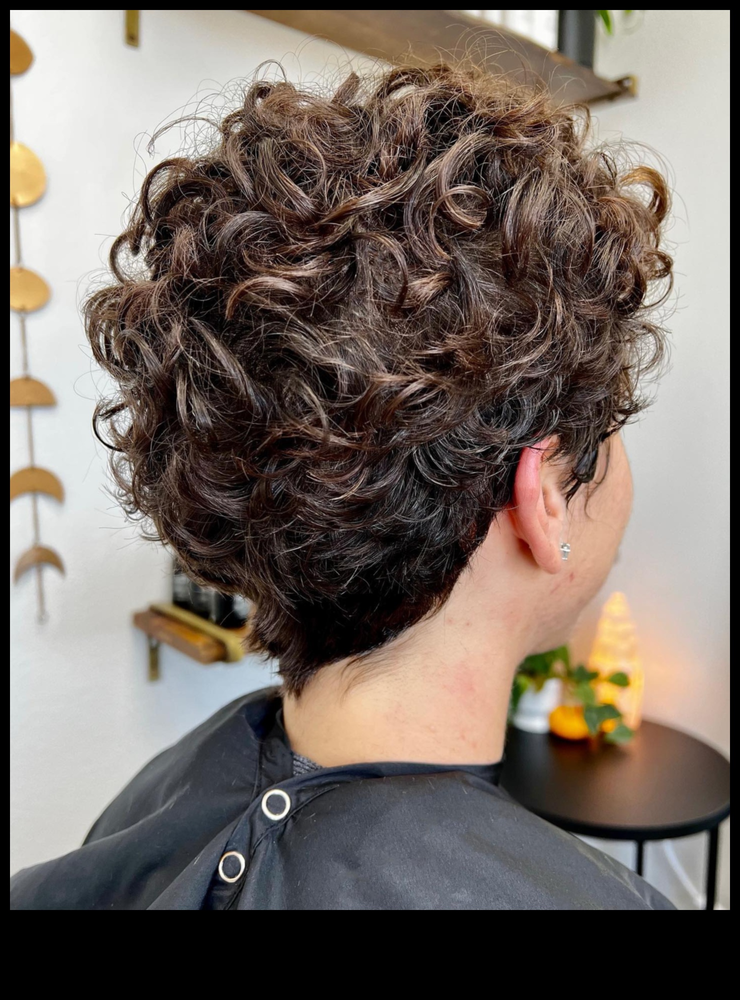 Pixie Curls jucăuș coafuri scurte și pline de viață pentru un aspect distractiv 2 Buclele Pixie Jucăușe: Coafuri scurte și pline de spirit pentru un aspect distractiv