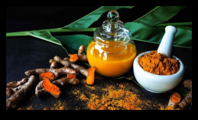 Începeți-vă ziua cu o înghițitură radiantă de turmeric 2 Strălucire de dimineață: Începe-ți ziua corect cu înghițituri strălucitoare de turmeric